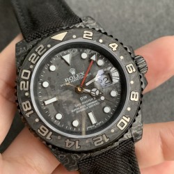 Diw新作勞力士超限量GMT-MASTER II  Diw团队重新制作了碳纤维表壳，同时包含表圈、面盘等零件也全都是碳纤维材质，其中碳纤维表圈上数字刻度首次采用全新碳纤维植丁技术（非填油）塑造丰富视觉层次，质感细腻。透视底盖可清楚展示正反快速调日历的劳力士专属cal.3186机芯。搭配柔软魔术贴表带和一体碳纤维表扣。首批量产提供4种颜色表盘可选，5种不同颜色风格表带。