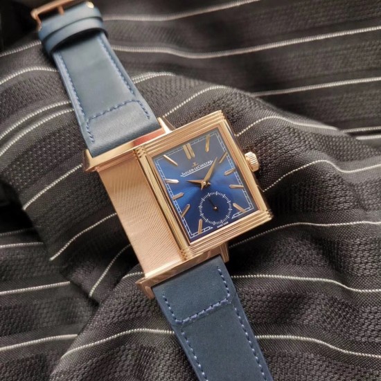 2020首发 积家 Reverso Tribute双面双时区翻转腕表 简洁的小三针正面素雅、温和,规整的反面拥有昼夜显示以及第二时区显示功能,佩戴者仅需一个翻转的瞬间,第二表盘的秘密便尽数呈现。腕表中有两种“面容”呈现,可以迎合佩戴者身处的场景、穿搭以及变换的喜好,既具备耐看的潜质,又可以随时随地更改“容颜”,令人沉迷。机芯:854A/2(百万级研发 手动机械 一机双面双时区)尺寸:49*29mm表带:意大利小牛皮 2020首发 积家 Reverso Tribute双面双时区翻转腕表 简洁的小三针正面素雅、温和,规整的反面拥有昼夜显示以及第二时区显示功能,佩戴者仅需一个翻转的瞬间,第二表盘的秘密便尽数呈现。腕表中有两种“面容”呈现,可以迎合佩戴者身处的场景、穿搭以及变换的喜好,既具备耐看的潜质,又可以随时随地更改“容颜”,令人沉迷。机芯:854A/2(百万级研发 手动机械 一机双面双时区)尺寸:49*29mm表带:意大利小牛皮