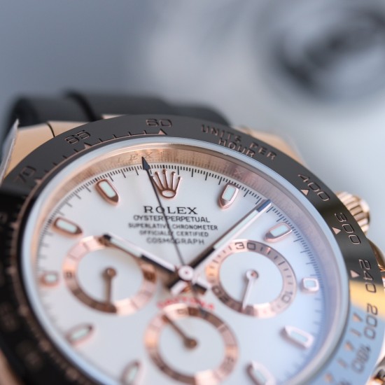 顶级做工KS出品:劳力士 恒动宇宙计时型迪通拿 【尺寸】40MM【表镜】抗刮损蓝水晶玻璃 防反光凸透式放大日历窗【表壳】上链表冠,旋入式三扣锁三重防水系统【机芯】采用7750机芯,高效精准稳定【表带】腕表搭配折叠式表扣,且表扣具有微调装置,可以调到非常的贴合手腕 折叠扣 超强夜光 防水大于100米 顶级做工KS出品:劳力士 恒动宇宙计时型迪通拿 【尺寸】40MM【表镜】抗刮损蓝水晶玻璃 防反光凸透式放大日历窗【表壳】上链表冠,旋入式三扣锁三重防水系统【机芯】采用7750机芯,高效精准稳定【表带】腕表搭配折叠式表扣,且表扣具有微调装置,可以调到非常的贴合手腕 折叠扣 超强夜光 防水大于100米