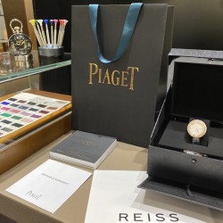 全网女生听我的！买它…❤️。      伯爵“时来运转”顶级奢侈品入门款第一眼看到它的时候我一眼就中，首先是外观设计足够百搭，旋转式表圈可自由转动，外层一圈可来回转动 很有寓意、一起“转动，遇见非凡”。百搭中号34尺寸！上手很秀气，彩色鳄鱼皮可轻松拆卸 看上去就高端，机芯采用瑞士进口石英机芯，螺旋式表圈316L精钢打磨抛光 表面光亮如镜、表盘内圈钻石刻度 11颗⭕️圆形美钻、外圈42颗圆形美钻