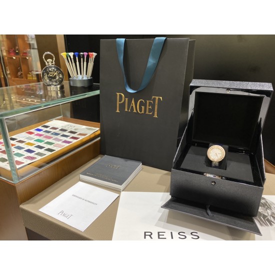 全网女生听我的!买它…❤️。 伯爵“时来运转”顶级奢侈品入门款第一眼看到它的时候我一眼就中,首先是外观设计足够百搭,旋转式表圈可自由转动,外层一圈可来回转动 很有寓意、一起“转动,遇见非凡”。百搭中号34尺寸!上手很秀气,彩色鳄鱼皮可轻松拆卸 看上去就高端,机芯采用瑞士进口石英机芯,螺旋式表圈316L精钢打磨抛光 表面光亮如镜、表盘内圈钻石刻度 11颗⭕️圆形美钻、外圈42颗圆形美钻 全网女生听我的!买它…❤️。 伯爵“时来运转”顶级奢侈品入门款第一眼看到它的时候我一眼就中,首先是外观设计足够百搭,旋转式表圈可自由转动,外层一圈可来回转动 很有寓意、一起“转动,遇见非凡”。百搭中号34尺寸!上手很秀气,彩色鳄鱼皮可轻松拆卸 看上去就高端,机芯采用瑞士进口石英机芯,螺旋式表圈316L精钢打磨抛光 表面光亮如镜、表盘内圈钻石刻度 11颗⭕️圆形美钻、外圈42颗圆形美钻