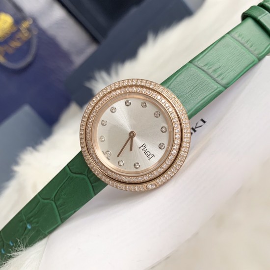 实拍 伯爵-PIAGET 女士腕表 瑞士石英机芯 316L精钢表壳 真牛皮表带 尺寸34*8mm 蓝宝石玻璃镜面 简约的设计,大胆而多彩的配色,以及旋转表圈是伯爵品牌 Possession腕表的特质所在。通过品牌制表师们天马星空的创意,将各个亮色的表带与贵金属、钻石、精钢材质相融,通过圆形盘面的演绎,令全新的 Possession腕表越发闪耀夺目,给人眼前一亮之感。 实拍 伯爵-PIAGET 女士腕表 瑞士石英机芯 316L精钢表壳 真牛皮表带 尺寸34*8mm 蓝宝石玻璃镜面 简约的设计,大胆而多彩的配色,以及旋转表圈是伯爵品牌 Possession腕表的特质所在。通过品牌制表师们天马星空的创意,将各个亮色的表带与贵金属、钻石、精钢材质相融,通过圆形盘面的演绎,令全新的 Possession腕表越发闪耀夺目,给人眼前一亮之感。