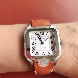 【BV出品】-女装中号 卡地亚新款山度士表壳：316材质表盘：镀银珠光经典罗马字表针：瑞士工艺烧制钢蓝玻璃：瑞士增透白膜/防弦/防手纹AF工艺处理表带：配备人体工力学SmartLink拆卸系统多切面尖晶蓝宝石机芯：MIYOTA-9015（配原版1847MC自动锤）          BV正品1:1开模，真正做到可同原版配件互换。配备卡地亚实用两项发明“SmartLink”表链调节装置和“QuickSwitch”表带快速替换装置