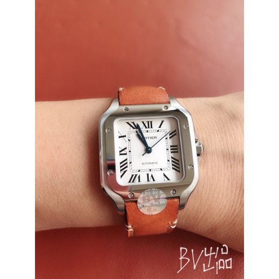 【BV出品】-女装中号 卡地亚新款山度士表壳:316材质表盘:镀银珠光经典罗马字表针:瑞士工艺烧制钢蓝玻璃:瑞士增透白膜/防弦/防手纹AF工艺处理表带:配备人体工力学SmartLink拆卸系统多切面尖晶蓝宝石机芯:MIYOTA-9015(配原版1847MC自动锤) BV正品1:1开模,真正做到可同原版配件互换。配备卡地亚实用两项发明“SmartLink”表链调节装置和“QuickSwitch”表带快速替换装置 【BV出品】-女装中号 卡地亚新款山度士表壳:316材质表盘:镀银珠光经典罗马字表针:瑞士工艺烧制钢蓝玻璃:瑞士增透白膜/防弦/防手纹AF工艺处理表带:配备人体工力学SmartLink拆卸系统多切面尖晶蓝宝石机芯:MIYOTA-9015(配原版1847MC自动锤) BV正品1:1开模,真正做到可同原版配件互换。配备卡地亚实用两项发明“SmartLink”表链调节装置和“QuickSwitch”表带快速替换装置