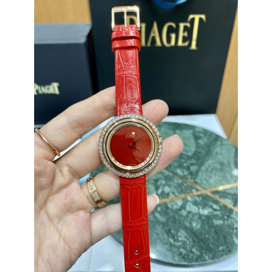 伯爵“时来运转”顶级奢侈品入门款四月季新配色 “红色玛瑙”表面 骄阳年华第一眼看到它的时候我一眼就中,首先是外观设计足够百搭,旋转式表圈可自由转动,外层一圈可来回转动 很有寓意、一起“转动,遇见非凡”。百搭中号34尺寸!上手很秀气,宝蓝色鳄鱼皮可轻松拆卸 看上去就高端,机芯采用瑞士进口石英机芯,螺旋式表圈316L精钢打磨抛光 表面光亮如镜、表盘内圈钻石刻度 11颗⭕️圆形美钻、外圈42颗圆形美钻 伯爵“时来运转”顶级奢侈品入门款四月季新配色 “红色玛瑙”表面 骄阳年华第一眼看到它的时候我一眼就中,首先是外观设计足够百搭,旋转式表圈可自由转动,外层一圈可来回转动 很有寓意、一起“转动,遇见非凡”。百搭中号34尺寸!上手很秀气,宝蓝色鳄鱼皮可轻松拆卸 看上去就高端,机芯采用瑞士进口石英机芯,螺旋式表圈316L精钢打磨抛光 表面光亮如镜、表盘内圈钻石刻度 11颗⭕️圆形美钻、外圈42颗圆形美钻