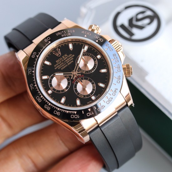 顶级做工KS出品:劳力士 恒动宇宙计时型迪通拿 【尺寸】40MM【表镜】抗刮损蓝水晶玻璃 防反光凸透式放大日历窗【表壳】上链表冠,旋入式三扣锁三重防水系统【机芯】采用7750机芯,高效精准稳定【表带】腕表搭配折叠式表扣,且表扣具有微调装置,可以调到非常的贴合手腕 折叠扣 超强夜光 防水大于100米 顶级做工KS出品:劳力士 恒动宇宙计时型迪通拿 【尺寸】40MM【表镜】抗刮损蓝水晶玻璃 防反光凸透式放大日历窗【表壳】上链表冠,旋入式三扣锁三重防水系统【机芯】采用7750机芯,高效精准稳定【表带】腕表搭配折叠式表扣,且表扣具有微调装置,可以调到非常的贴合手腕 折叠扣 超强夜光 防水大于100米