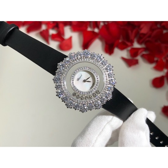 实拍 萧邦Happy Diamonds系列特别款 枫叶美丽并寓意着坚毅精神!即代表永恒爱情送给恋人,也代表对美好的回忆,可送给一路陪伴的朋友,还代表一种岁月的轮回。1比1超前做工同步首发!表面配置三块蓝宝石防刮玻璃,瑞士朗达机芯,尺寸:外径34mm内径14mm。表带14✖️12。 实拍 萧邦Happy Diamonds系列特别款 枫叶美丽并寓意着坚毅精神!即代表永恒爱情送给恋人,也代表对美好的回忆,可送给一路陪伴的朋友,还代表一种岁月的轮回。1比1超前做工同步首发!表面配置三块蓝宝石防刮玻璃,瑞士朗达机芯,尺寸:外径34mm内径14mm。表带14✖️12。