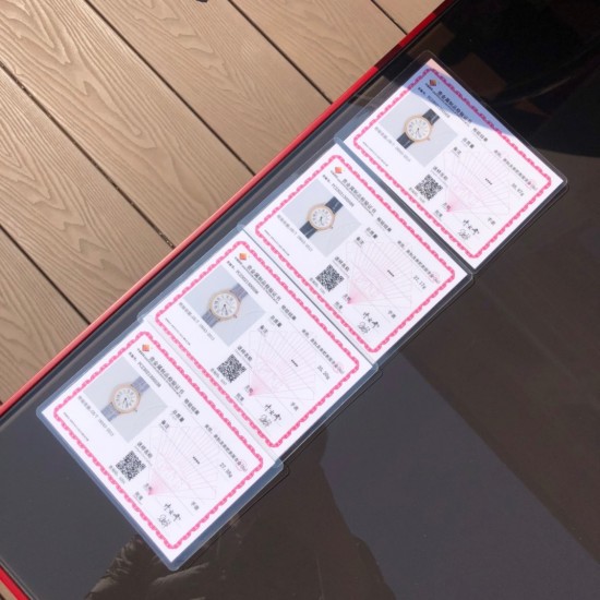 卡地亚伦敦RondeLonuis系列石英腕表 两个尺寸两个配色重磅来袭承袭经典圆润造型以更流畅的表壳以经典的罗马数字时标表盘设计焕美新姿瞩目回归‼️表盘直径:36mm 29mm表盘厚度:7.18mm瑞士石英机芯RondeLonuis系列腕表,承袭经典圆润造型,以更流畅的表壳以经典的罗马数字时标表盘设计焕美新姿瞩目回归‼️焕新表盘:表圈更为丰盈圆润、银色喷砂表盘配备分秒轨道式分钟圈,搭剑形蓝钢指针凸圆蓝宝石表冠❗️搭载卡地亚157专用机芯‼️ 卡地亚伦敦RondeLonuis系列石英腕表 两个尺寸两个配色重磅来袭承袭经典圆润造型以更流畅的表壳以经典的罗马数字时标表盘设计焕美新姿瞩目回归‼️表盘直径:36mm 29mm表盘厚度:7.18mm瑞士石英机芯RondeLonuis系列腕表,承袭经典圆润造型,以更流畅的表壳以经典的罗马数字时标表盘设计焕美新姿瞩目回归‼️焕新表盘:表圈更为丰盈圆润、银色喷砂表盘配备分秒轨道式分钟圈,搭剑形蓝钢指针凸圆蓝宝石表冠❗️搭载卡地亚157专用机芯‼️