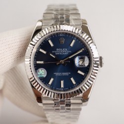 ROLEX 劳力士 蚝式恒动日志型41mm系列腕表，直径41mm，经典的蚝式表壳搭配三角坑纹外圈，把头采用旋入式设计，抗刮损蓝水晶玻璃，防反光凸透式放大（2.5倍）日历窗，隐蔽式摺叠皇冠带扣，矜持有度秀而不媚 恒久优雅！