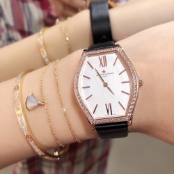 实拍 江诗丹顿-Vacheron Constantin 作为世界上历史悠久的钟表制造商从未停止生产，秉承悉力以赴，精益求精的品牌座右铭，其中有一款-Malte系列25530/000R-9742，经典酒桶型婉表，防磨水晶镜面，内部经反光处理，配置瑞士原装石英机芯，尺寸28.40*38.67毫米，厚度7.28毫米。表壳电镀18K白金/玫瑰金，表带有布绢带，牛皮带两种选择，针扣配带.市面最高版本，你值得拥有！