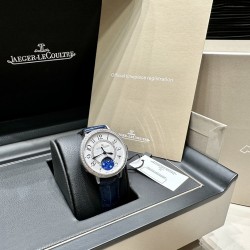 新春款，星空月相约会。积家月相约会系列型号:357843J 腕表浪漫登场,功能同步原装，与原装对版。          【机芯】采用优美达9015机芯改装925A/1，功能同步原装:  6点钟月相盘为一个月走一圈， 7点钟方向表壳按钮调节月相功能。【表壳】直径34mm，厚度8.8毫米。外观同原装精钢材质打造•表圈镶嵌了紧密排列的明亮式切割钻石。【表盘】扭索饰纹表盘，内表盘和谐对称的点缀了尺寸较小的美钻。【表镜】材质为蓝宝石水晶玻璃镜面高透清晰高透清晰。 【表带】意大利质感小牛皮。一切以实物说话