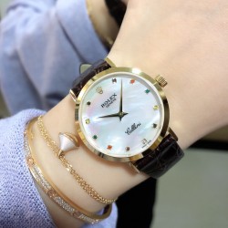 实拍 劳力士2020新品女性腕表 高级腕表ROLEX，一见倾心。劳力士切利尼女款奢华版惊艳上市，表面镶嵌12颗施洛华世奇彩钻，蕴意生命多姿多彩。表盘32尺寸，适配所有女神的手腕。手表搭载进口9015机芯，厚度仅为8毫米，足够薄，让您佩戴更舒适！
