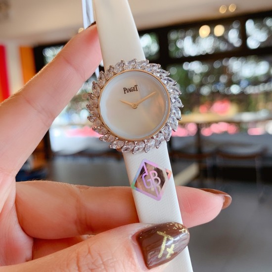 伯爵-PIAGET 全新高级珠宝系列,18K白金.玫瑰金,镶饰24颗马眼型切割美钻(约3.84克拉)是高级珠宝制作的一大挑战;钻石散发的耀眼光芒,皮带采用轻柔的缎面材质,与钻石造型形成优雅对比。原装尺寸31X7.8mm 伯爵-PIAGET 全新高级珠宝系列,18K白金.玫瑰金,镶饰24颗马眼型切割美钻(约3.84克拉)是高级珠宝制作的一大挑战;钻石散发的耀眼光芒,皮带采用轻柔的缎面材质,与钻石造型形成优雅对比。原装尺寸31X7.8mm