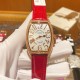 呼声最高 法兰克穆勒 酒桶型女士石英腕表 CINTREE CURVEX系列 316L 精钢表壳,尺寸4331毫米。CNC加工抛光表壳,精雕成形,底盖拉丝细腻,字体雕刻清晰。 拱形玻璃镜面 搭配制作过程相当繁琐的顶级珍珠光贝母拱形表盘,色泽均匀 真丁立体精钢镀铑阿拉伯数字时标。 好的珍珠贝母表盘色彩可因光源,观察角度的不同而显出不同的亮丽光泽,璀璨夺目,绝不是其他劣质贝母盘面可媲美的机芯采用进口石英机芯 高等级水钻镶嵌,不惜成本制作,匠心打造,工艺完美。 搭配美洲鳄鱼皮,做到尽显唯美 高雅 呼声最高 法兰克穆勒 酒桶型女士石英腕表 CINTREE CURVEX系列 316L 精钢表壳,尺寸4331毫米。CNC加工抛光表壳,精雕成形,底盖拉丝细腻,字体雕刻清晰。 拱形玻璃镜面 搭配制作过程相当繁琐的顶级珍珠光贝母拱形表盘,色泽均匀 真丁立体精钢镀铑阿拉伯数字时标。 好的珍珠贝母表盘色彩可因光源,观察角度的不同而显出不同的亮丽光泽,璀璨夺目,绝不是其他劣质贝母盘面可媲美的机芯采用进口石英机芯 高等级水钻镶嵌,不惜成本制作,匠心打造,工艺完美。 搭配美洲鳄鱼皮,做到尽显唯美 高雅