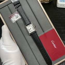 卡地亚坦克TANK MUST de Cartier全系列（中号33.7*25.5mm）所有配件均可以和原装通用！在这里特别是表冠制作，标志性的表冠周身“面包型”凸点饰珠，立体清晰，便于抓紧调节，。“子弹头”型的表冠顶部晶石，独家采用巴西原矿石，经老友宝石厂经年研发的一体成型+磨光复合机加工，费时费工费料，成本极高！有效的保证了每颗产品外观与正品一致！蓝宝石玻璃镜面，从侧面来看是有折射的，有放大的效果！