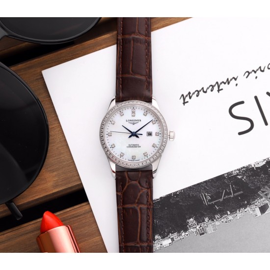 原单品质浪琴版12个 天然珍珠贝壳面 上手效果极佳✨✨Longines开创者系列⚡️⚡️赵丽颖⭕️同款型号:L2.320.4.11.6(可佩戴原装质感牛皮)⚡️⚡️这是浪琴首个所有表款均被授以瑞士天文台认证(COSC)的腕表系列。此款女表采用超薄进口西铁城6t15机芯- 原装开模直径30 蓝宝石玻璃镜面防刮效果316精钢打造与原装一样细节标准✅背透设计清晰可见机芯的律动,出席任何场合尽显优雅个性真我态度。钻石圈口璀璨夺目非你莫属!!FK独家实拍! 原单品质浪琴版12个 天然珍珠贝壳面 上手效果极佳✨✨Longines开创者系列⚡️⚡️赵丽颖⭕️同款型号:L2.320.4.11.6(可佩戴原装质感牛皮)⚡️⚡️这是浪琴首个所有表款均被授以瑞士天文台认证(COSC)的腕表系列。此款女表采用超薄进口西铁城6t15机芯- 原装开模直径30 蓝宝石玻璃镜面防刮效果316精钢打造与原装一样细节标准✅背透设计清晰可见机芯的律动,出席任何场合尽显优雅个性真我态度。钻石圈口璀璨夺目非你莫属!!FK独家实拍!