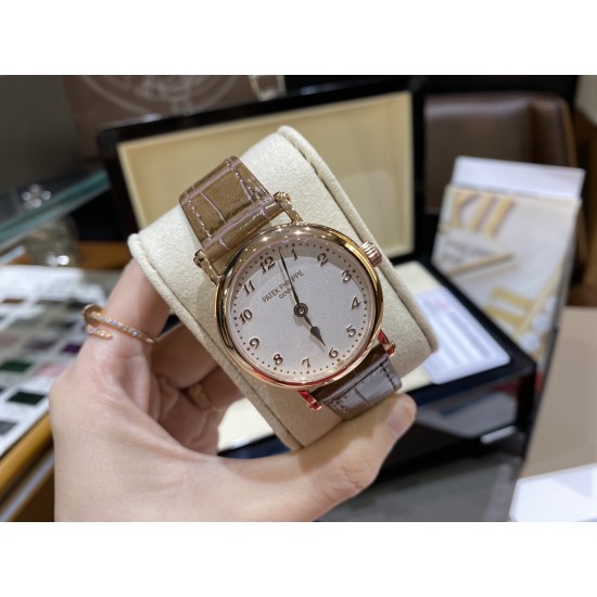 表中之王——百达翡丽   2021新款百达古典系列女款，型号7200R-001，表盘字面采用与官方一致乳白色粒纹表盘和金质立体字块，蓝宝石双卜玻璃，搭配超薄全自动机械机芯cal.240，超薄款牛皮，针扣款式与官方一致，表径34.6mm，厚度9.5mm，颜值真的不输积家卡地亚呀越看越美[哇]