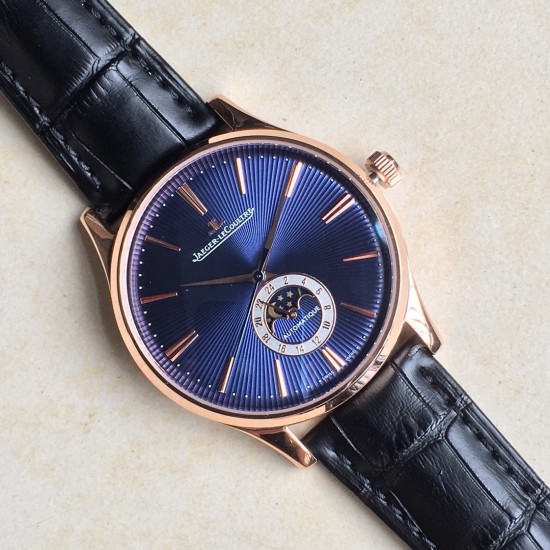 Jaeger-leCoultre Master Ultra Thin Moon积家超薄月相大师系列42mm腕表,简洁的线条设计,赏心悦目的表盘。 显示令表盘尽显活力,6位24小时指针宛如一幕和谐美妙的腕上芭蕾。透过玻璃底盖,机芯运行一目了然。这款厚度仅5.8毫米的超薄机芯向世人证实,超凡的技艺和极尽复杂的功能可以在狭小的空间内完美展现。顶级出品 精品不断 Jaeger-leCoultre Master Ultra Thin Moon积家超薄月相大师系列42mm腕表,简洁的线条设计,赏心悦目的表盘。 显示令表盘尽显活力,6位24小时指针宛如一幕和谐美妙的腕上芭蕾。透过玻璃底盖,机芯运行一目了然。这款厚度仅5.8毫米的超薄机芯向世人证实,超凡的技艺和极尽复杂的功能可以在狭小的空间内完美展现。顶级出品 精品不断
