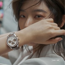 时光淙淙，细品每一刻芳香醇厚。欧米茄超霸系列38mm“卡布奇诺”有着双色的表盘配色，3个椭圆形小表盘的设计也令人眼前一亮。316精钢表壳福独特和欧米茄独特的Sedna️18K金搭配，整个表壳外圈镶钻，显得璀璨耀眼，匠具独心的双重表圈设计将钻石的闪亮光泽与超霸原型表款的运动精神完美融合，简直太显精致时髦感了！如此传奇的它颜值真的超能打，此款配色真的很治愈，不仅颜色百搭，完全不挑肤色！