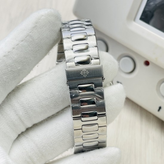 【PFF Factory2022新势力 新力作】V4最高升级版本 最高复刻 百达.翡丽PATEK PHILIPPE 优雅运动系列5711/1A鹦鹉螺!PFF震撼出品!钢表之王!1⃣️【机芯】全网最佳解毒方案,搭配百达.翡丽9015机改Cal.324自动上链一体机芯!精准稳定!2⃣️【表带】定制级人体工程学表带,钢带中珠是钻石型的,与正品相结合。3⃣️【直径】表壳尺寸40毫米,厚度仅9.8毫米,也与原装最接近。【PFF Factory】匠心之作 欢迎您的品鉴! 【PFF Factory2022新势力 新力作】V4最高升级版本 最高复刻 百达.翡丽PATEK PHILIPPE 优雅运动系列5711/1A鹦鹉螺!PFF震撼出品!钢表之王!1⃣️【机芯】全网最佳解毒方案,搭配百达.翡丽9015机改Cal.324自动上链一体机芯!精准稳定!2⃣️【表带】定制级人体工程学表带,钢带中珠是钻石型的,与正品相结合。3⃣️【直径】表壳尺寸40毫米,厚度仅9.8毫米,也与原装最接近。【PFF Factory】匠心之作 欢迎您的品鉴!