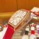 呼声最高 法兰克穆勒 酒桶型女士石英腕表 CINTREE CURVEX系列 316L 精钢表壳,尺寸4331毫米。CNC加工抛光表壳,精雕成形,底盖拉丝细腻,字体雕刻清晰。 拱形玻璃镜面 搭配制作过程相当繁琐的顶级珍珠光贝母拱形表盘,色泽均匀 真丁立体精钢镀铑阿拉伯数字时标。 好的珍珠贝母表盘色彩可因光源,观察角度的不同而显出不同的亮丽光泽,璀璨夺目,绝不是其他劣质贝母盘面可媲美的机芯采用进口石英机芯 高等级水钻镶嵌,不惜成本制作,匠心打造,工艺完美。 搭配美洲鳄鱼皮,做到尽显唯美 高雅 呼声最高 法兰克穆勒 酒桶型女士石英腕表 CINTREE CURVEX系列 316L 精钢表壳,尺寸4331毫米。CNC加工抛光表壳,精雕成形,底盖拉丝细腻,字体雕刻清晰。 拱形玻璃镜面 搭配制作过程相当繁琐的顶级珍珠光贝母拱形表盘,色泽均匀 真丁立体精钢镀铑阿拉伯数字时标。 好的珍珠贝母表盘色彩可因光源,观察角度的不同而显出不同的亮丽光泽,璀璨夺目,绝不是其他劣质贝母盘面可媲美的机芯采用进口石英机芯 高等级水钻镶嵌,不惜成本制作,匠心打造,工艺完美。 搭配美洲鳄鱼皮,做到尽显唯美 高雅