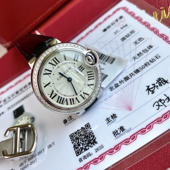 新款33钻表!又一重磅来袭!卡地亚真钻蓝气球欧洲渠道,每到年底国外很多代工都会流点这种很贵的表出来,同属石英机芯,33mm表盘,表壳镶嵌50颗vs1.5真钻!每只都有国家机构出具的证书,确保每一块都是真材实料真钻石,参数具体详尽,远非市场那些假证书可比,每一张证书的检测编号都是唯一编号,一一对应,绝无重复,机构官方网站可查阅!这个价格买钻石都值,更不要说买这个牌子的表,送礼是绝对赞到爆!要的速度了! 新款33钻表!又一重磅来袭!卡地亚真钻蓝气球欧洲渠道,每到年底国外很多代工都会流点这种很贵的表出来,同属石英机芯,33mm表盘,表壳镶嵌50颗vs1.5真钻!每只都有国家机构出具的证书,确保每一块都是真材实料真钻石,参数具体详尽,远非市场那些假证书可比,每一张证书的检测编号都是唯一编号,一一对应,绝无重复,机构官方网站可查阅!这个价格买钻石都值,更不要说买这个牌子的表,送礼是绝对赞到爆!要的速度了!
