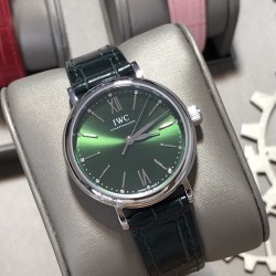 实拍【IWC 2019推出女士全新 Portofino波涛菲诺系列】1⃣️:壳套尺寸34mm/8.8mm采用316精钢材质打磨，每个壳套全程CNC处理所有细节达到完美2⃣️:采用进口日本9015天文台级别经过本厂严格把控 调试 达到零返修稳定性3⃣️:采用瑞士蓝宝石镜面 通透明亮4⃣️字面采用简洁的条丁罗马和表盘十二颗 设计呈现出精致典雅之感5⃣️:表带采用原装快速更换系统 搭配意大利小牛皮皮质柔软细腻:有六种颜色可选(绿色，兰色，黑色，深棕，酒红，粉色)6⃣️:原装表扣采用316精钢材质打磨