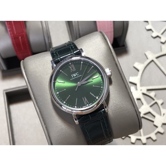 实拍【IWC 2019推出女士全新 Portofino波涛菲诺系列】1⃣️:壳套尺寸34mm/8.8mm采用316精钢材质打磨,每个壳套全程CNC处理所有细节达到完美2⃣️:采用进口日本9015天文台级别经过本厂严格把控 调试 达到零返修稳定性3⃣️:采用瑞士蓝宝石镜面 通透明亮4⃣️字面采用简洁的条丁罗马和表盘十二颗 设计呈现出精致典雅之感5⃣️:表带采用原装快速更换系统 搭配意大利小牛皮皮质柔软细腻:有六种颜色可选(绿色,兰色,黑色,深棕,酒红,粉色)6⃣️:原装表扣采用316精钢材质打磨 实拍【IWC 2019推出女士全新 Portofino波涛菲诺系列】1⃣️:壳套尺寸34mm/8.8mm采用316精钢材质打磨,每个壳套全程CNC处理所有细节达到完美2⃣️:采用进口日本9015天文台级别经过本厂严格把控 调试 达到零返修稳定性3⃣️:采用瑞士蓝宝石镜面 通透明亮4⃣️字面采用简洁的条丁罗马和表盘十二颗 设计呈现出精致典雅之感5⃣️:表带采用原装快速更换系统 搭配意大利小牛皮皮质柔软细腻:有六种颜色可选(绿色,兰色,黑色,深棕,酒红,粉色)6⃣️:原装表扣采用316精钢材质打磨