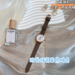 ✨✨IWC万国柏涛菲诺女表     ——昼夜与星辰✨✨，一昼一夜一更替!♥️♥️♥️日月为你转动，把星辰赠予你❤️❤️❤️昼夜显示腕表具有的象征意义，代表着时间的流逝和自然的更迭，日月星辰随时间变化，如太阳随着一天的日出逐渐升起，月亮和星星轮流出现在表盘中，展现腕表的精致和优雅所带有的浪漫色彩，让我们感受到时间的魅力和自然的力量！腕表精致简约，风格百搭，34mm的尺寸更显利落别致，精致美观，也更适合女神的纤细手腕佩戴!内部搭载石英瑞士机芯，蓝宝石玻璃，表带搭配快拆系统！