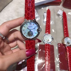 实拍 卡地亚蓝气球系列，陀飞轮机械女表火热上市，纯天然贝壳表盘流露着时尚唯美。机芯飞轮运作一目了然、尽显高贵奢华。直径宽36mm，厚11mm。