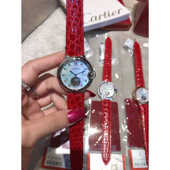 实拍 卡地亚蓝气球系列,陀飞轮机械女表火热上市,纯天然贝壳表盘流露着时尚唯美。机芯飞轮运作一目了然、尽显高贵奢华。直径宽36mm,厚11mm。 实拍 卡地亚蓝气球系列,陀飞轮机械女表火热上市,纯天然贝壳表盘流露着时尚唯美。机芯飞轮运作一目了然、尽显高贵奢华。直径宽36mm,厚11mm。