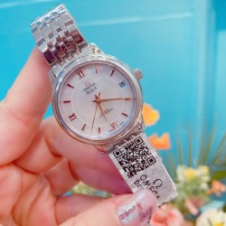 专柜同步发售欧米茄（OMEGA)  【精湛品质-女神专属】-女士精品腕表 碟飞典雅系列 原版复刻1:1，表款堪称是系列中最迷人的表款之一，尽显优雅气质与低调奢华，顶端表壳以316精钢打造，搭载日本进口西铁城机械 零返修  来自进口316钢表带 历经多道工序，防汗水，耐腐蚀 表盘-蓝宝石高清镜面 壳身整体超强立体感 精雕细琢，卓绝技艺 品质保证 尺寸：32mm厚11mm 时尚百搭，精致华贵呈现自然魅力
