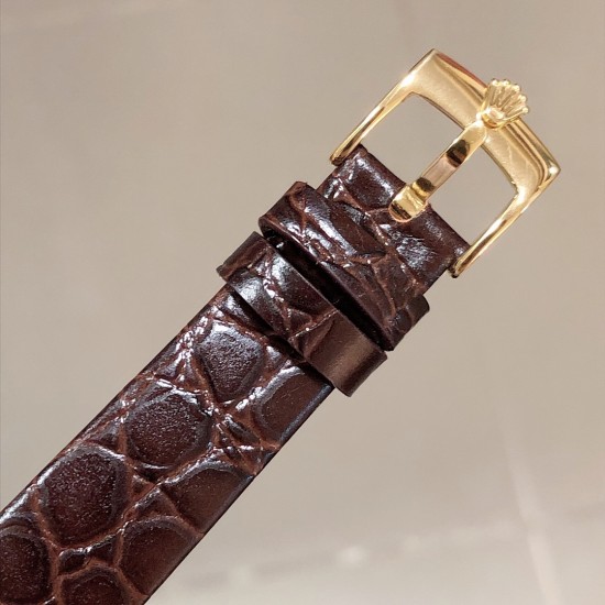 实拍 劳力士2020新品女性腕表 高级腕表ROLEX,一见倾心。劳力士切利尼女款奢华版惊艳上市,表面镶嵌12颗施洛华世奇彩钻,蕴意生命多姿多彩。表盘32尺寸,适配所有女神的手腕。手表搭载进口9015机芯,厚度仅为8毫米,足够薄,让您佩戴更舒适! 实拍 劳力士2020新品女性腕表 高级腕表ROLEX,一见倾心。劳力士切利尼女款奢华版惊艳上市,表面镶嵌12颗施洛华世奇彩钻,蕴意生命多姿多彩。表盘32尺寸,适配所有女神的手腕。手表搭载进口9015机芯,厚度仅为8毫米,足够薄,让您佩戴更舒适!