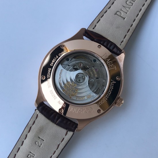 TW出品【高端品质复刻版】伯爵 黑带系列 Piaget BLACK -TIE系列GOA32017 男士腕表 枕形的表壳以不同的几何造型完美和谐地搭配在一起 体现出伯爵匠心独具的创意 造工精湛的机芯不仅拥有时 分和小秒针显示 同时还能区分昼夜 精确显示第二地时间 并配有大型日期显示窗 在设计典雅的表盘上清晰呈现各项功能 尺寸42mm 机芯型号 850P全自动机械 蓝宝石水晶玻璃 进口牛皮 原装折叠扣 是陪伴您外出旅游的最佳旅行腕表 TW出品【高端品质复刻版】伯爵 黑带系列 Piaget BLACK -TIE系列GOA32017 男士腕表 枕形的表壳以不同的几何造型完美和谐地搭配在一起 体现出伯爵匠心独具的创意 造工精湛的机芯不仅拥有时 分和小秒针显示 同时还能区分昼夜 精确显示第二地时间 并配有大型日期显示窗 在设计典雅的表盘上清晰呈现各项功能 尺寸42mm 机芯型号 850P全自动机械 蓝宝石水晶玻璃 进口牛皮 原装折叠扣 是陪伴您外出旅游的最佳旅行腕表