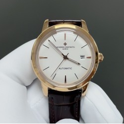 【TW 最新出品爆款推荐 】江诗丹顿Vacheron constantin 经典之美品鉴江诗.丹顿传袭系列腕表！TW制表师团队历时8个月精心设计，敢为人先，力求完美。 款式采用原装9015机芯，每小时振频28800次，零返修质量✅。TW厂独家研发壳套，独家的锅盖玻璃材质！直径40mm，超强3D立体感，超薄工艺。款式表盘上采用经典独家内影作为刻度，更显示出这款腕表的华贵气质。款式搭配意大利牛皮让手腕更贴合舒适 ⌚️江诗丹顿，你终将拥有的腕表