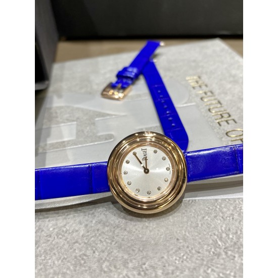 全网女生听我的!买它…❤️。 伯爵“时来运转”顶级奢侈品入门款精致的 29mm尺寸大小!第一眼看到它的时候我一眼就中,首先是外观设计足够百搭,➕上外层一圈可来回转动 很有寓意、一起“转动,遇见非凡”。上手很秀气,彩色鳄鱼皮可轻松拆卸 看上去就高端,机芯采用瑞士进口石英机芯,螺旋式表圈316L精钢打磨抛光 表面光亮如镜、表盘内圈钻石刻度 11颗⭕️圆形美钻(约0.07克拉)外圈一颗圆形美钻(约0.05克拉) 全网女生听我的!买它…❤️。 伯爵“时来运转”顶级奢侈品入门款精致的 29mm尺寸大小!第一眼看到它的时候我一眼就中,首先是外观设计足够百搭,➕上外层一圈可来回转动 很有寓意、一起“转动,遇见非凡”。上手很秀气,彩色鳄鱼皮可轻松拆卸 看上去就高端,机芯采用瑞士进口石英机芯,螺旋式表圈316L精钢打磨抛光 表面光亮如镜、表盘内圈钻石刻度 11颗⭕️圆形美钻(约0.07克拉)外圈一颗圆形美钻(约0.05克拉)