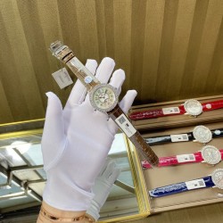 实拍 v18出品 狠货来袭 积家 约会大师 升级版最新24小时日月星辰 日月分明 女士腕表 珠宝镶钻设计风格首次使用高级珠宝的爪镶工艺而非常罕见轨道镶嵌！采用锆石材料。鲜艳光泽强！壳套：珠宝镶钻表壳、316L精钢玻璃：采用蓝宝石水晶表镜表盘：珍珠母贝镶钻表盘、台湾厂立体数字真钉立体！太阳月亮浮现出立体效果24小时日月分明表带：美洲鳄鱼皮表带尺寸：直径36mm，厚度8.8mm机芯：瑞士进口机芯体现出高贵优雅气质、材质进口质量保证零0⃣返修
