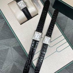 卡地亚超薄坦克Cartier Tank Solo系列，进口瑞士石英机芯，圆珠形表冠，镶嵌一颗凸圆形合成尖晶石，珠光红表盘，罗马数字时标，剑形蓝钢指针，蓝宝石水晶镜面，搭配意大利牛皮表带。直径：小号2431mm,中号2734mm。