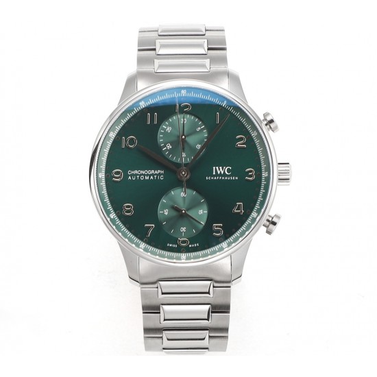 V6S新品,IWC万国表为其经典全新葡萄牙系列计时腕表推出首款精钢表链款式。IWC万国表首次为这款经典时计系列腕表配备精钢表链,令IWC万国表葡萄牙系列计时腕表更添几分灵活随性。表链经过抛光与拉丝工艺修饰,精密入微,优美雅致;蝴蝶式折叠表扣赋予其符合人体工学的贴心设计,细腻贴合手腕,佩戴无比舒适。配备精钢表链的全新表款采用精钢表壳,腕表内部搭载IWC万国表自制69355型计时机芯,坚固而精准,采用经典导柱轮设计,透过蓝宝石玻璃表背可纵览机芯风采。高效双向棘爪上链系统提供46小时动力储备。 V6S新品,IWC万国表为其经典全新葡萄牙系列计时腕表推出首款精钢表链款式。IWC万国表首次为这款经典时计系列腕表配备精钢表链,令IWC万国表葡萄牙系列计时腕表更添几分灵活随性。表链经过抛光与拉丝工艺修饰,精密入微,优美雅致;蝴蝶式折叠表扣赋予其符合人体工学的贴心设计,细腻贴合手腕,佩戴无比舒适。配备精钢表链的全新表款采用精钢表壳,腕表内部搭载IWC万国表自制69355型计时机芯,坚固而精准,采用经典导柱轮设计,透过蓝宝石玻璃表背可纵览机芯风采。高效双向棘爪上链系统提供46小时动力储备。