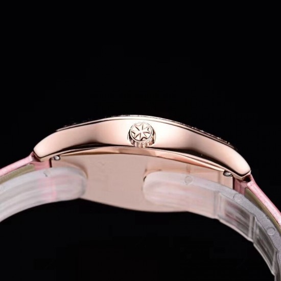 实拍 江诗丹顿-Vacheron Constantin 作为世界上历史悠久的钟表制造商从未停止生产,秉承悉力以赴,精益求精的品牌座右铭,其中有一款-Malte系列25530/000R-9742,经典酒桶型婉表,防磨水晶镜面,内部经反光处理,配置瑞士原装石英机芯,尺寸28.40*38.67毫米,厚度7.28毫米。表壳电镀18K白金/玫瑰金,表带有布绢带,牛皮带两种选择,针扣配带.市面最高版本,你值得拥有! 实拍 江诗丹顿-Vacheron Constantin 作为世界上历史悠久的钟表制造商从未停止生产,秉承悉力以赴,精益求精的品牌座右铭,其中有一款-Malte系列25530/000R-9742,经典酒桶型婉表,防磨水晶镜面,内部经反光处理,配置瑞士原装石英机芯,尺寸28.40*38.67毫米,厚度7.28毫米。表壳电镀18K白金/玫瑰金,表带有布绢带,牛皮带两种选择,针扣配带.市面最高版本,你值得拥有!