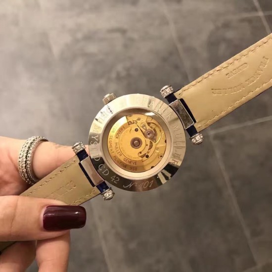 FRANCK MULLER【法兰克•穆勒】神秘时间 玩转表界 2020年新款女式腕表,官网同步更新,奢华的经典著作当属FM出品,纯钢外壳,镶嵌施华洛世奇水晶,高端的奢华与尊贵,经典满钻字面,突破设计风格和寓意深刻,改变需要新形象,你值得拥有。进口2836全自动机械,蓝宝石镜面,亮色真牛皮表带。尺寸大号42mm 小号38mm FRANCK MULLER【法兰克•穆勒】神秘时间 玩转表界 2020年新款女式腕表,官网同步更新,奢华的经典著作当属FM出品,纯钢外壳,镶嵌施华洛世奇水晶,高端的奢华与尊贵,经典满钻字面,突破设计风格和寓意深刻,改变需要新形象,你值得拥有。进口2836全自动机械,蓝宝石镜面,亮色真牛皮表带。尺寸大号42mm 小号38mm