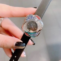 最新 PIAGET伯爵 Limelight非凡珍品腕表系列 花朵 闭合状态下尺寸33mm*22mm， 花朵盛开时直径为33mm。表壳才有18K白金电镀，进口石英机芯 。特点: 表壳由可顺时针旋转的三片花瓣造型组成一朵完美的三色艳丽花朵。第一层花瓣上镶嵌26颗白色钻石于表圈 ，第二层花瓣镶嵌26颗红色钻石彰显奢华，第三层花瓣镶嵌18颗幽邃蓝宝石彰显尊贵，蓝宝石水晶镜面 搭配绸缎丝绢皮/手工锻造丝网表带。这不仅是一款非凡的腕表，更堪称一件珠宝工艺杰作，完美结合创意，生动灵性，彰显着珠宝腕表的优雅魅力