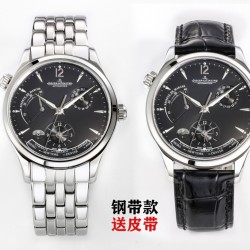 V9 积家 JL 大师系列1428121 J28 钢带经过长达3年时间精心研发，13套大大小小零散模具，39道工序的磨合，每一个菱角.细角凹凸明显可见，对表图明显无差异！39毫米 的直径设计(尺寸专柜一样，非42不对版），表盘布置10点钟的动能显示窗， 2点钟的日历显示盘，6点钟位置的第二时区显示盘，还有最下面的世界时显示窗，搭配的完美无瑕，堪称经典之作。搭载积家自动的CaL.939自动上链机芯。欢迎品鉴！