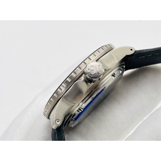 ZF Factory典藏精品【雄浑宽厚,大家风范】宝珀超级夜光,宽厚的表壳设计,优雅的蓝宝石表圈,成就潜水鼻祖!是一款难得的腕表!1⃣️【技术难点】采用蓝宝石打造的表圈口是腕表最有价值的部分,蓝宝石的硬度相当,脆点诡异,十分难处理,要达到原装灵气逼人且纤薄有力的效果,成品率只能控制在3到5层左右。2⃣️【精髓所在】霸气侧漏的表壳做工十分精湛,每一道抛光或是拉丝,都经过ZF制表师耐心的处理。确保效果和神韵都能和正品相随。ZF出品,必属精品。50寻,您值得拥有! ZF Factory典藏精品【雄浑宽厚,大家风范】宝珀超级夜光,宽厚的表壳设计,优雅的蓝宝石表圈,成就潜水鼻祖!是一款难得的腕表!1⃣️【技术难点】采用蓝宝石打造的表圈口是腕表最有价值的部分,蓝宝石的硬度相当,脆点诡异,十分难处理,要达到原装灵气逼人且纤薄有力的效果,成品率只能控制在3到5层左右。2⃣️【精髓所在】霸气侧漏的表壳做工十分精湛,每一道抛光或是拉丝,都经过ZF制表师耐心的处理。确保效果和神韵都能和正品相随。ZF出品,必属精品。50寻,您值得拥有!