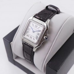 实拍 8848F Panthre de Cartier 卡地亚猎豹手表，华丽而不羁，是Panthre de Cartier猎豹所传达的美学风格。它线条流畅，魅惑动人，柔软服帖于腕间，宛若在肌肤上翩翩起舞。独特的造型彰显成熟优雅、自信动人的女性形象。表壳一体成型，搭配正品使用原装瑞士石英机芯，316L精钢壳套，镶嵌钻石 把头镶嵌一颗合成蓝色尖晶石，镀银表盘，剑形蓝钢指针，100%三度防水，尺寸：27 x 37毫米，22*30毫米，二个尺寸。每块表都有独立的机身编号。