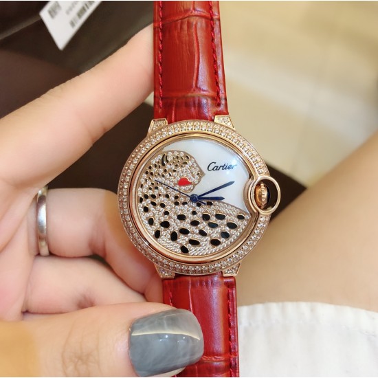 卡地亚 Cartier Ballon Bleu 蓝气球豹子系列腕表。316L精钢材质,瑞士石英机芯,瑰丽的腕表上搭配方形并缀有阳光放射纹的表盘,饰以密镶满钻的猎豹造型,豹脸的上方闪耀着电气石眼睛、黑漆斑纹以及时间显示因应移动上盖而显现或隐藏,如气球般轻盈、如蓝宝石般湛蓝,百搭典雅、奢华极致你值得拥有!!尺寸36mm*12mm。 卡地亚 Cartier Ballon Bleu 蓝气球豹子系列腕表。316L精钢材质,瑞士石英机芯,瑰丽的腕表上搭配方形并缀有阳光放射纹的表盘,饰以密镶满钻的猎豹造型,豹脸的上方闪耀着电气石眼睛、黑漆斑纹以及时间显示因应移动上盖而显现或隐藏,如气球般轻盈、如蓝宝石般湛蓝,百搭典雅、奢华极致你值得拥有!!尺寸36mm*12mm。