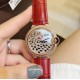 卡地亚 Cartier Ballon Bleu 蓝气球豹子系列腕表。316L精钢材质,瑞士石英机芯,瑰丽的腕表上搭配方形并缀有阳光放射纹的表盘,饰以密镶满钻的猎豹造型,豹脸的上方闪耀着电气石眼睛、黑漆斑纹以及时间显示因应移动上盖而显现或隐藏,如气球般轻盈、如蓝宝石般湛蓝,百搭典雅、奢华极致你值得拥有!!尺寸36mm*12mm。 卡地亚 Cartier Ballon Bleu 蓝气球豹子系列腕表。316L精钢材质,瑞士石英机芯,瑰丽的腕表上搭配方形并缀有阳光放射纹的表盘,饰以密镶满钻的猎豹造型,豹脸的上方闪耀着电气石眼睛、黑漆斑纹以及时间显示因应移动上盖而显现或隐藏,如气球般轻盈、如蓝宝石般湛蓝,百搭典雅、奢华极致你值得拥有!!尺寸36mm*12mm。