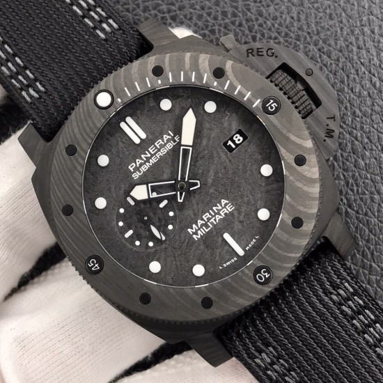 VS新品预售：2019日内瓦沛纳海新款：PAM979—PAM616的弟弟：全新碳纤维表盘。预售期间下单，额外获赠2019年沛纳海官方定制布带。数量不多，仅限首批客户。
