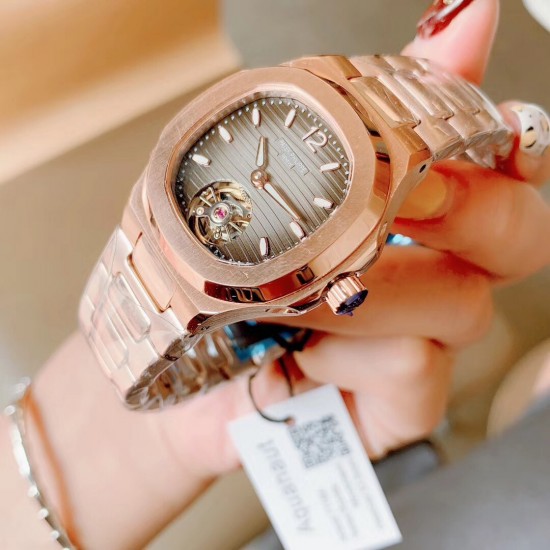 百达翡丽 手雷系列 女款简约飞轮 最强版本 Patek Philippe Seal印记Cal.324 CS自动机械机芯 专柜尺寸33mm 厚度9.5mm 花巨资复刻原版Cal.324 CS机芯 市场现在唯一一个324CS机芯与原装机芯摆轮一致 可谓市场最高版本女表表后 女性对永恒时间理念的钟爱 难以抗拒的柔美气息 百达翡丽 手雷系列 女款简约飞轮 最强版本 Patek Philippe Seal印记Cal.324 CS自动机械机芯 专柜尺寸33mm 厚度9.5mm 花巨资复刻原版Cal.324 CS机芯 市场现在唯一一个324CS机芯与原装机芯摆轮一致 可谓市场最高版本女表表后 女性对永恒时间理念的钟爱 难以抗拒的柔美气息