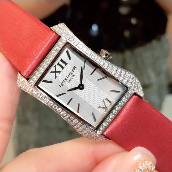 实拍 PATEK PHILIPPE百达翡丽系列 女士腕表(白金表壳搭配沙丁布带,表圈镶嵌天然锆石,蓝宝石玻璃,搭载瑞士石英机芯,尺寸30*34*7毫米) 实拍 PATEK PHILIPPE百达翡丽系列 女士腕表(白金表壳搭配沙丁布带,表圈镶嵌天然锆石,蓝宝石玻璃,搭载瑞士石英机芯,尺寸30*34*7毫米)